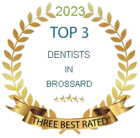 Une couronne de laurier en or avec les mots « top 3 dentistes à brossard » écrit dessus.