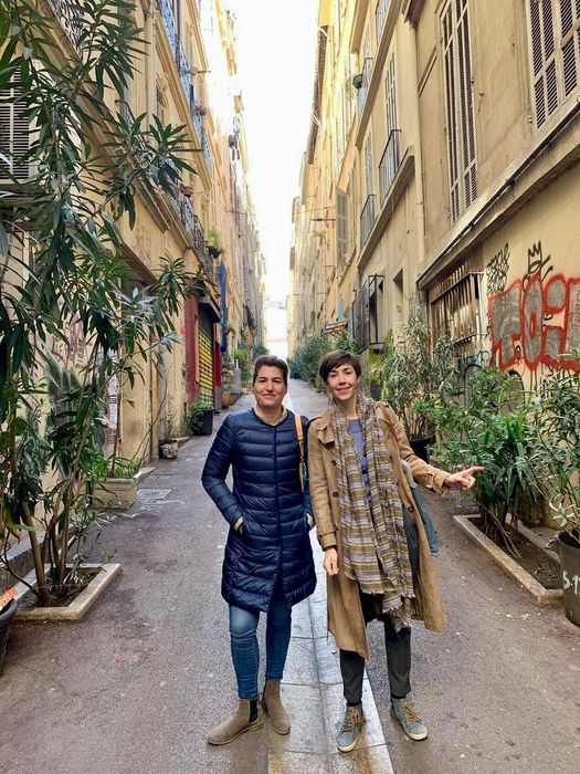 Pia Leydolt-Fuchs und Carina Kurta sitzen auf Stufen im Panier, dem Alststadtviertel von Marseille. 