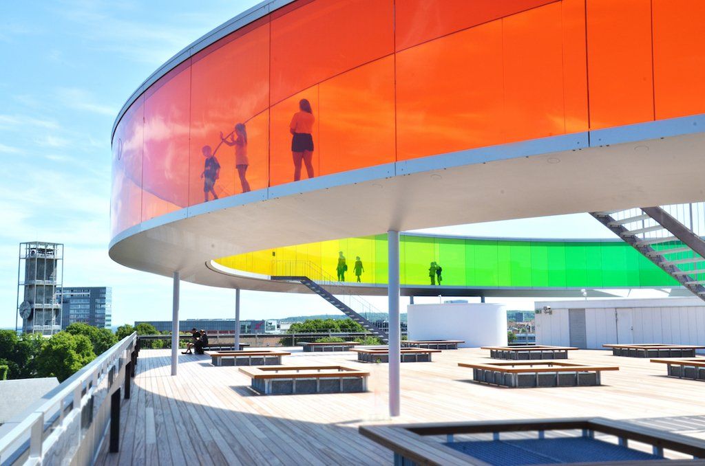 AARHUS_Kulturhauptstadt Europas 2017. Ein Fussgängerübergang in den Regenbogenfarben auf dem Dach des AROS Kunstmuseum von Olafur Eliasson.
