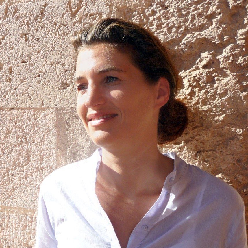 Portrait von Pia Leydolt Fuchs auf hellem Hintergrund.