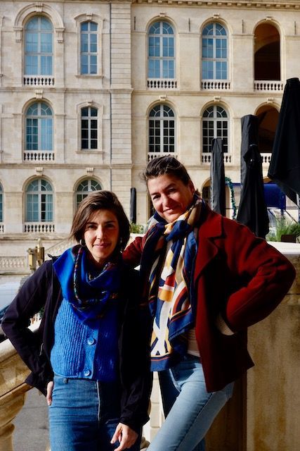 Pia Leydolt Fuchs_Carina Kurta_CaP.CULT_© amandine car Pia Leydolt Fuchs et Carina Kurta sur des marches dans la vieille ville de Marseille.