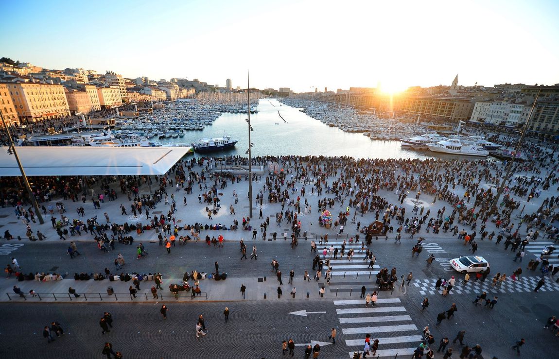 Der alte Hafen von Marseille mit Blick auf die Altstadt Panier und die neuen Museen.