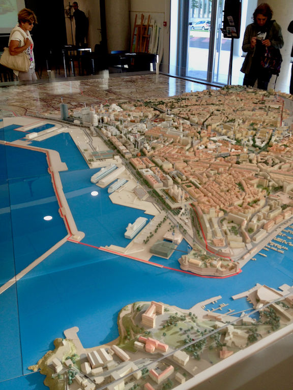 Maquette d'architecture de la ville de Marseille qui montre le projet Euroméditerranée.