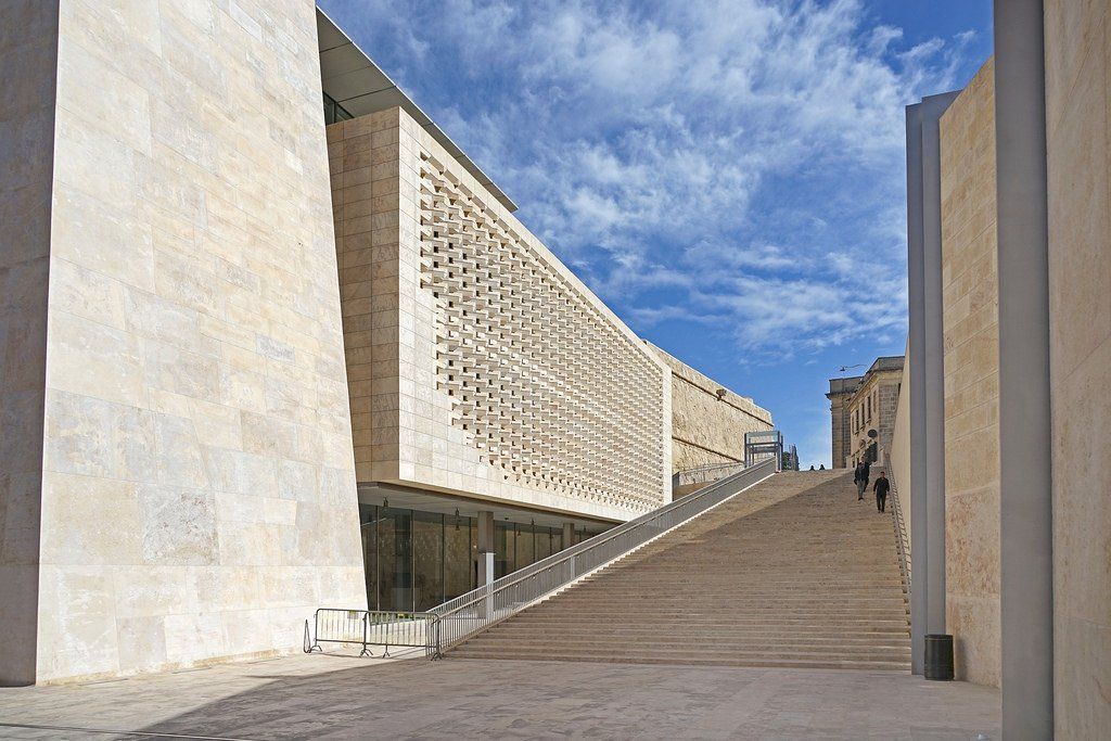 Blick über das Meer zu den neuen Museen in Marseille.