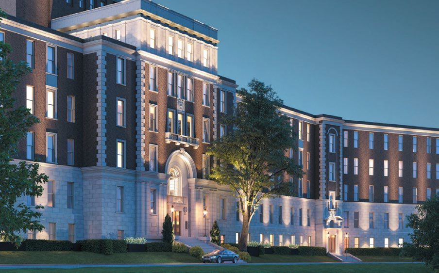 Un grand bâtiment avec une voiture garée devant