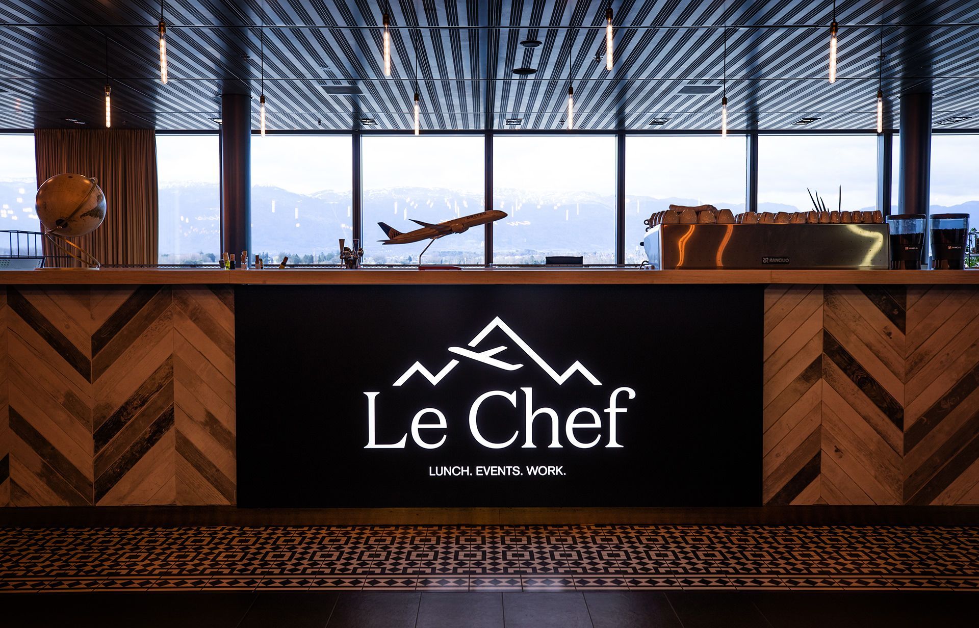 Restaurant Le Chef, Comptoir avec logo
