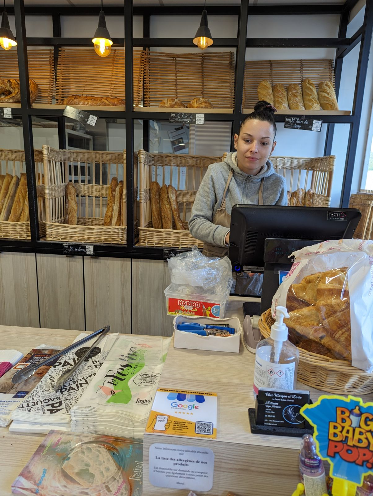 GiveMe5 - Boulangère derrière sa caisse 