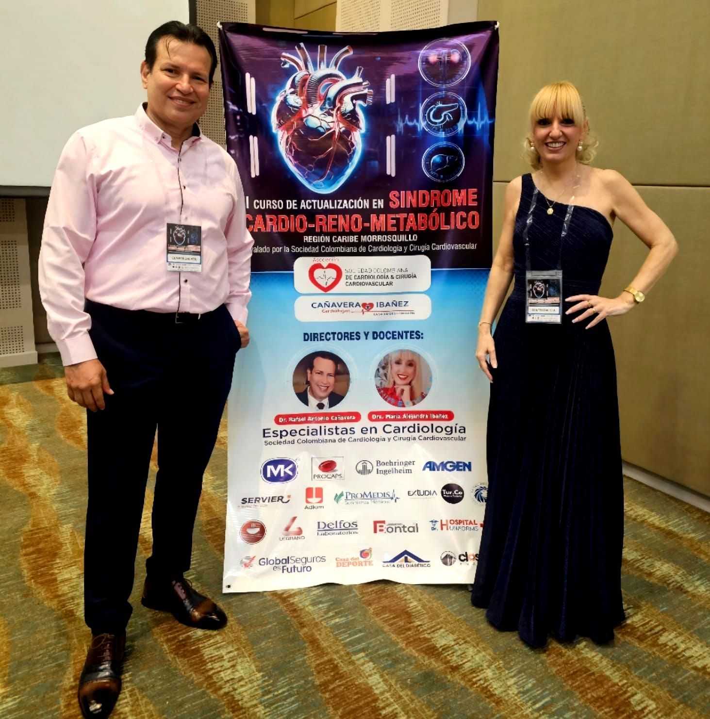 A man and a woman standing in front of a banner that says sindrome arritmio-metabolico