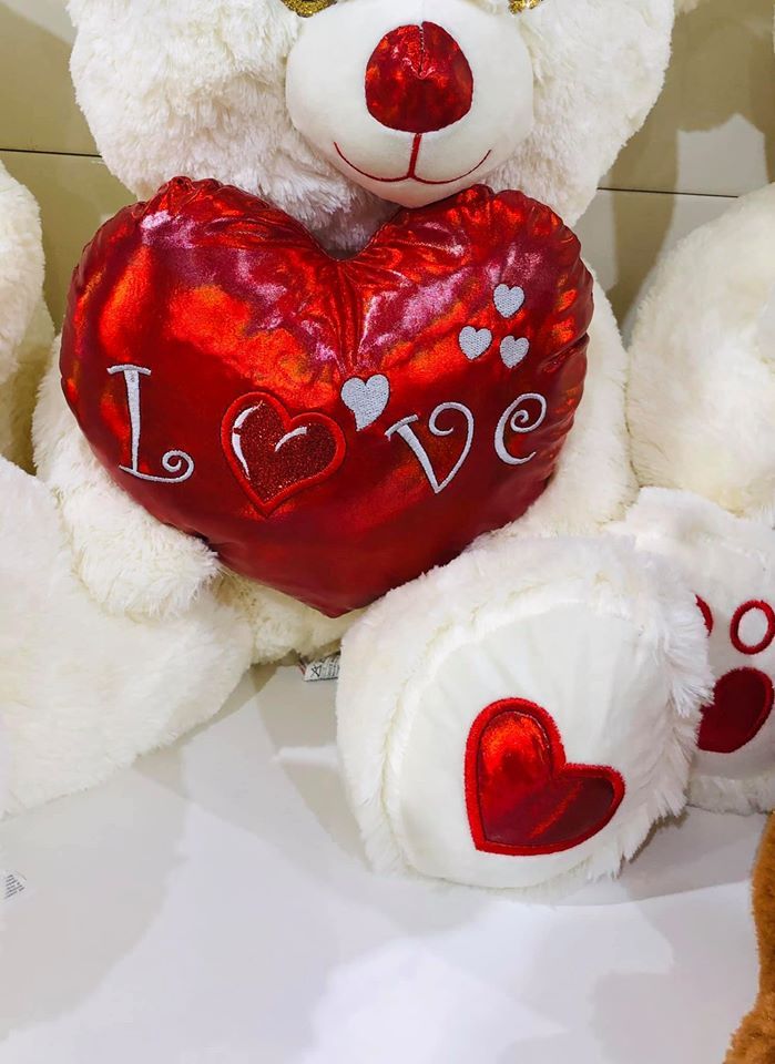 peluche a forma di orsetto con cuore rosso