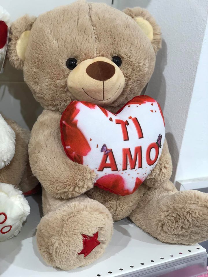 peluche a forma di orso con cuore