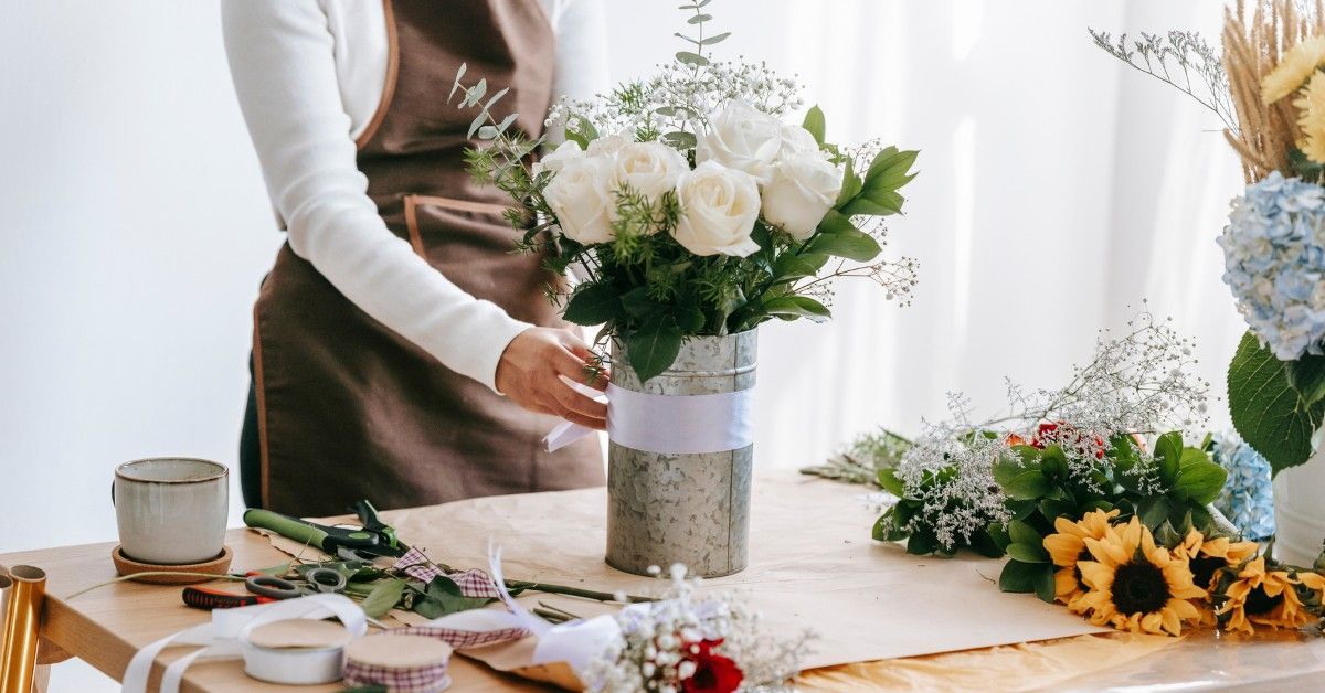 花藝自學不困難，新手掌握 5 個設計技巧（選花配色、修剪比例、花器搭配、構圖定型）即可完成療癒作品。