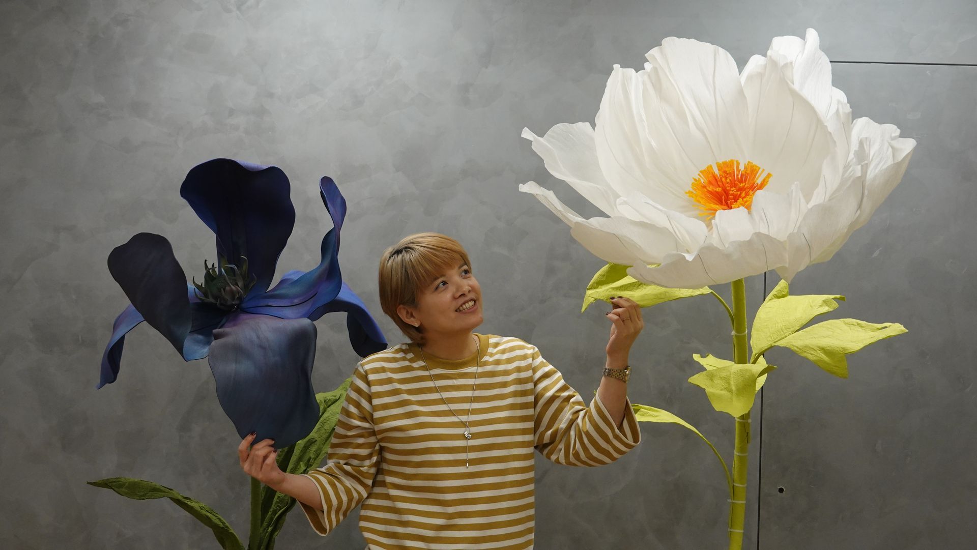 巨型花課程透過結構塑形、調色與手作過程，讓零基礎也能完成大型花藝作品。許多學員在創作中找回自我、感受到被接住的力量，是一堂結合療癒、色彩與藝術的手作體驗。