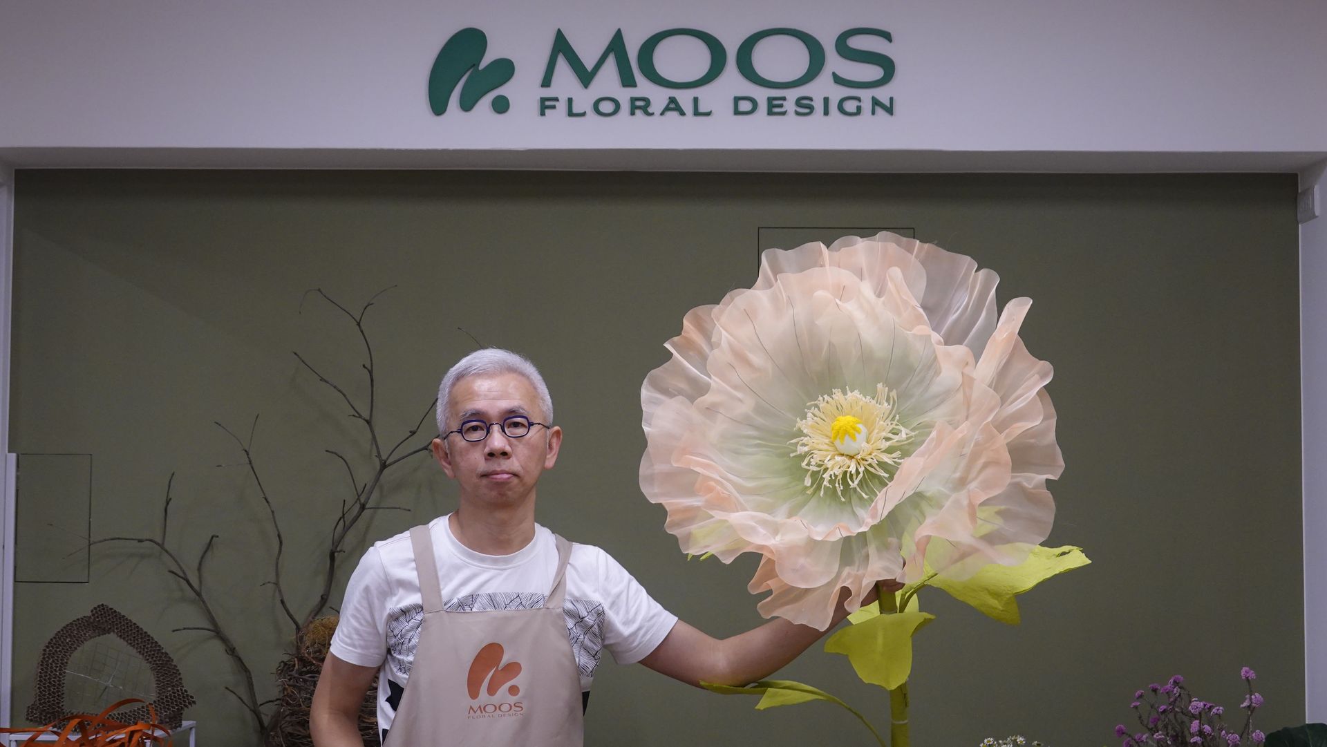 巨型花課程怎麼選？本篇帶你了解巨型花的魅力、課程內容、適合對象與可應用場景，並結合老師 30 年櫥窗設計經驗分享課程核心重點。