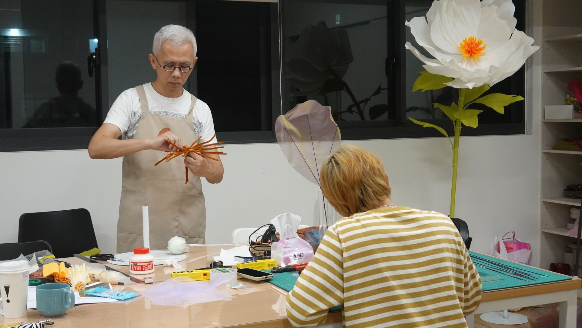 巨型花課程適合新手嗎？本文會從學習門檻、課程內容與心理準備三個面向，帶你在報名之前，先了解巨型花課程真正的學習內容與體驗。
