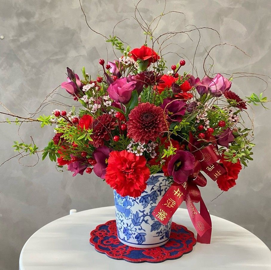 過年年花怎麼挑？過年年花挑選可以從「花材寓意、開花狀態、擺放位置」三點入手。建議選象徵好運的蘭花、銀柳、百合等年花，並挑選花苞未全開、葉片健康、枝幹挺直的品種。擺放在玄關、客廳財位最能聚氣添福。
