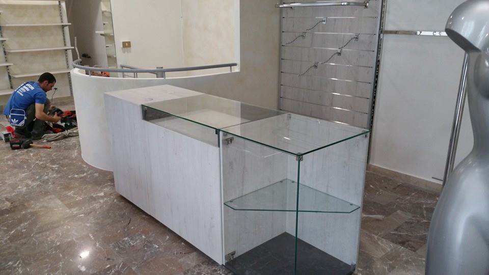 Tavolo in marmo e vetro