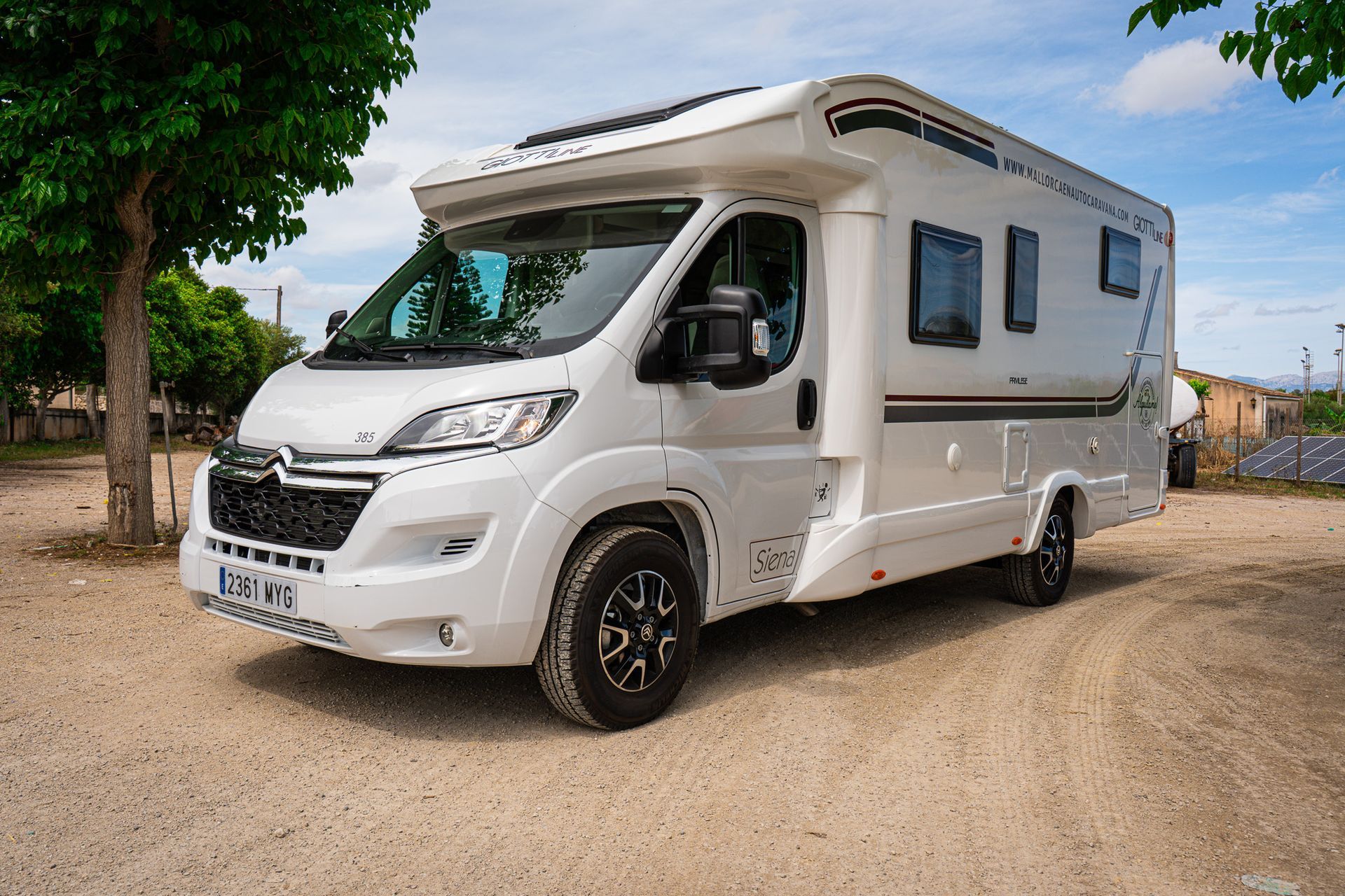 Un muro de piedra con vistas a las montañas al fondo.