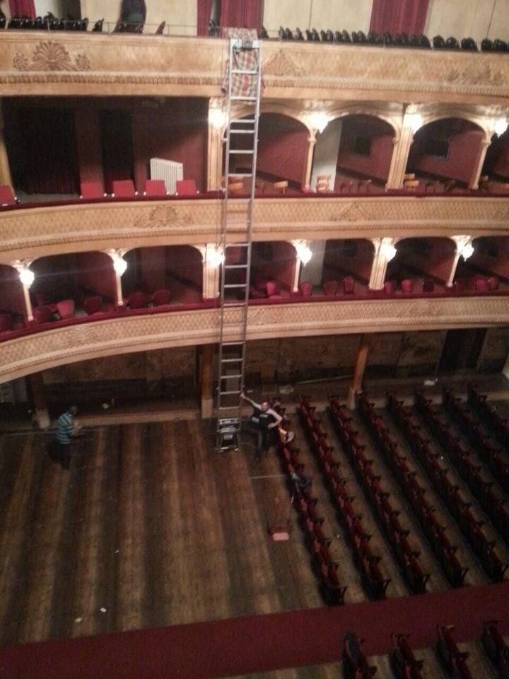 montaggio arredo teatro