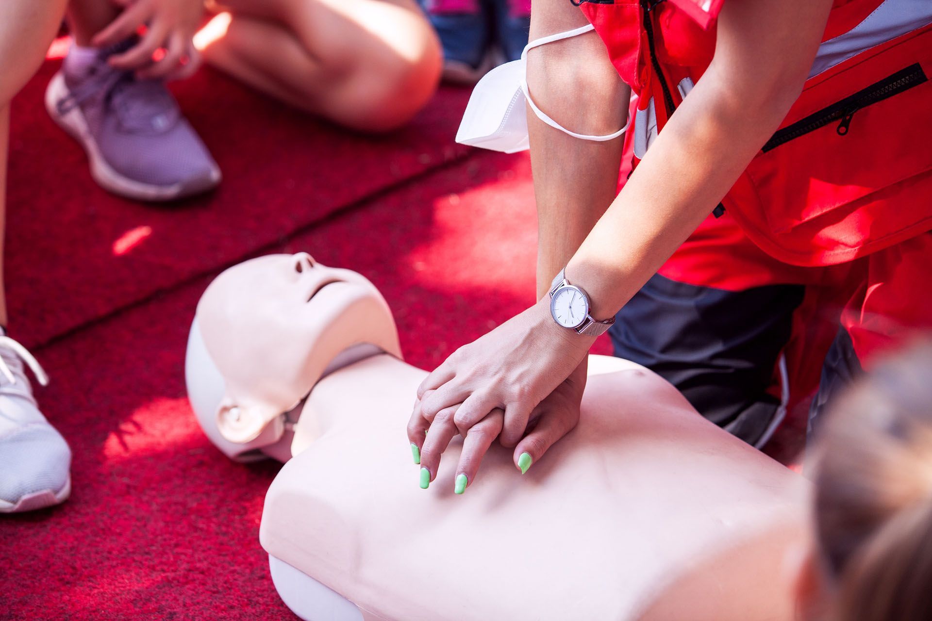 A woman is giving a heart massage to a mannequin