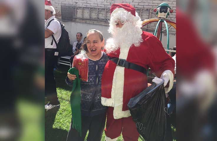 Una niña posa para una foto con Papá Noel.