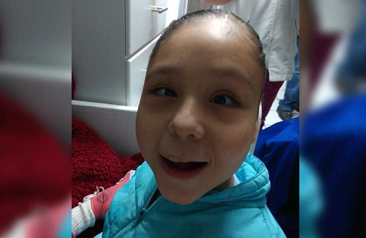 Una joven con una chaqueta azul sonríe para la cámara.