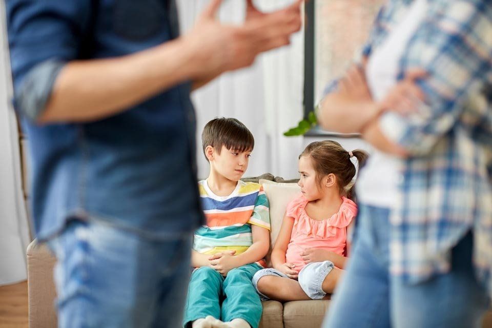 Kinder sehen, wie sich Eltern wegen Trennung / Scheidung streiten