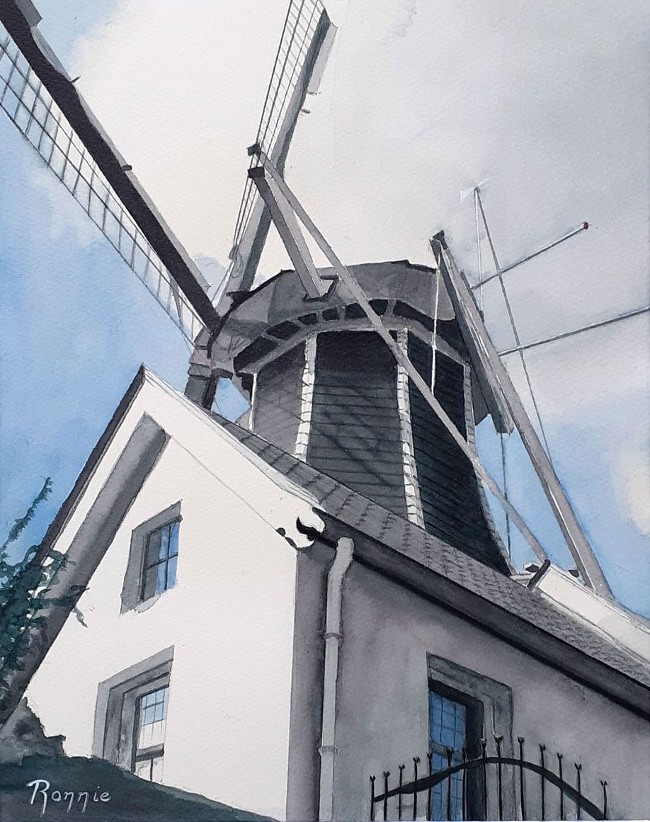 aquarel van een molen van onderen gezien