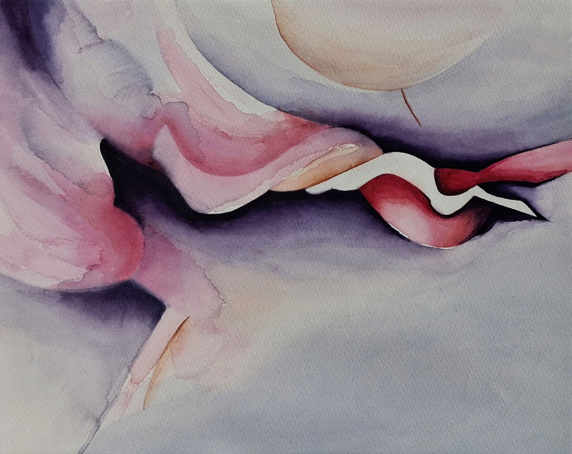 Sculptural Silence – Echo, een staande oriëntatie omgekeerd van een eigentijdse aquarel met rode bloemvorm en donkere achtergrond.