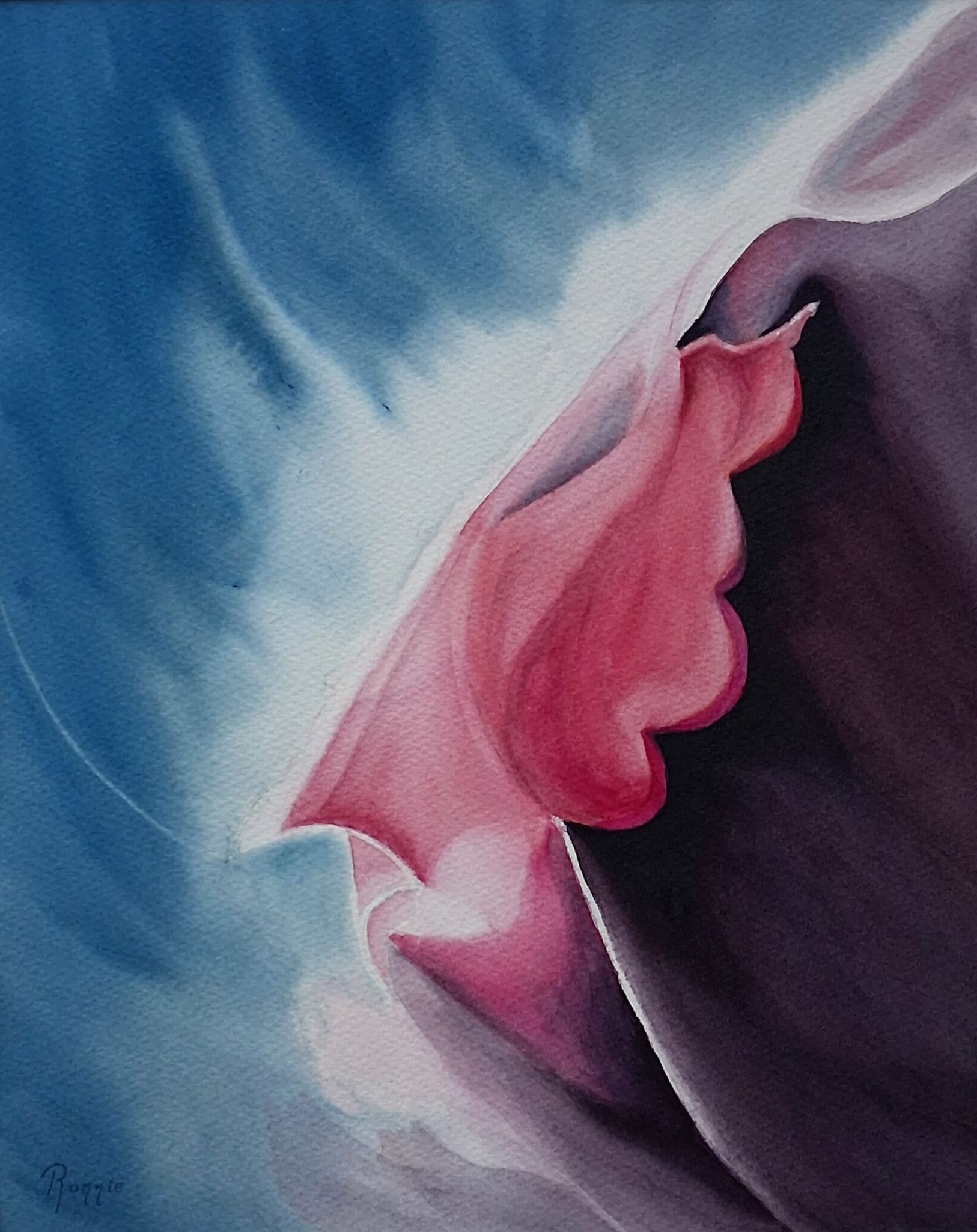 Verstillende aquarel waarin een roze bloemachtige vorm oprijst uit donkere aubergine-schaduw en een blauwgroene ruimte.