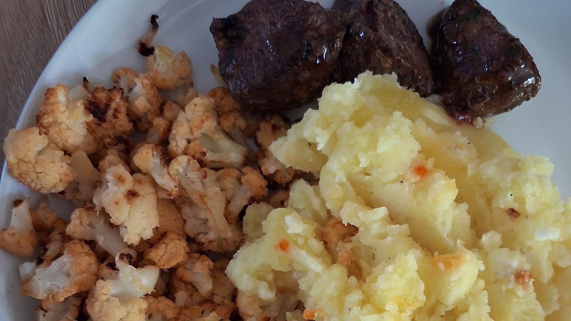 Geroosterde bloemkoolroosjes met romige aardappelpuree en stukjes wilde gans