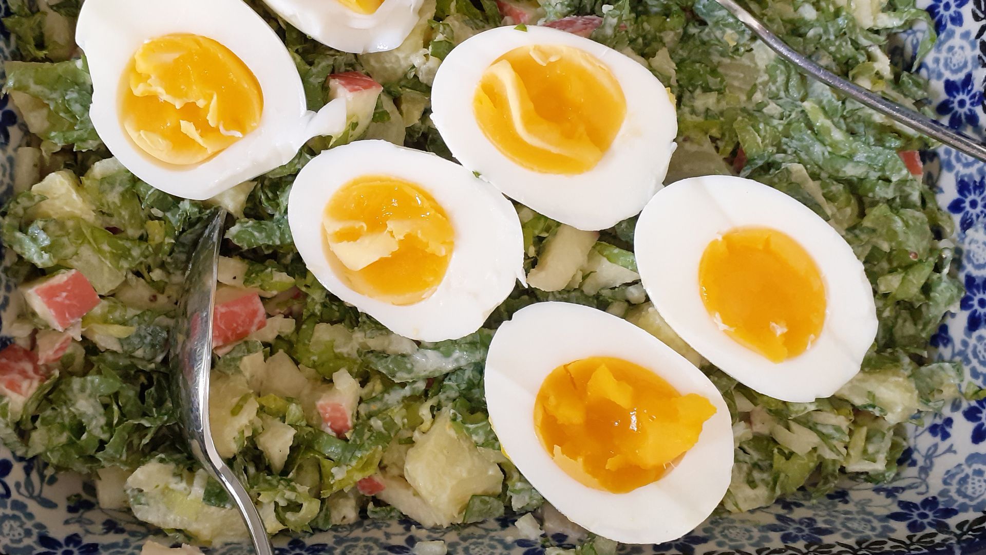 Koude aardappel salade met andijvie, ei en appel