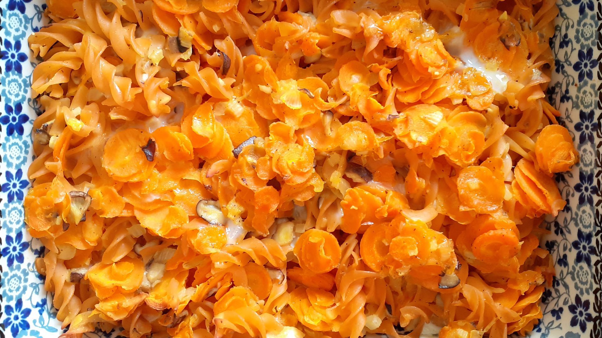 Linzenspirali ovenschotel met boswortelen en shiitake