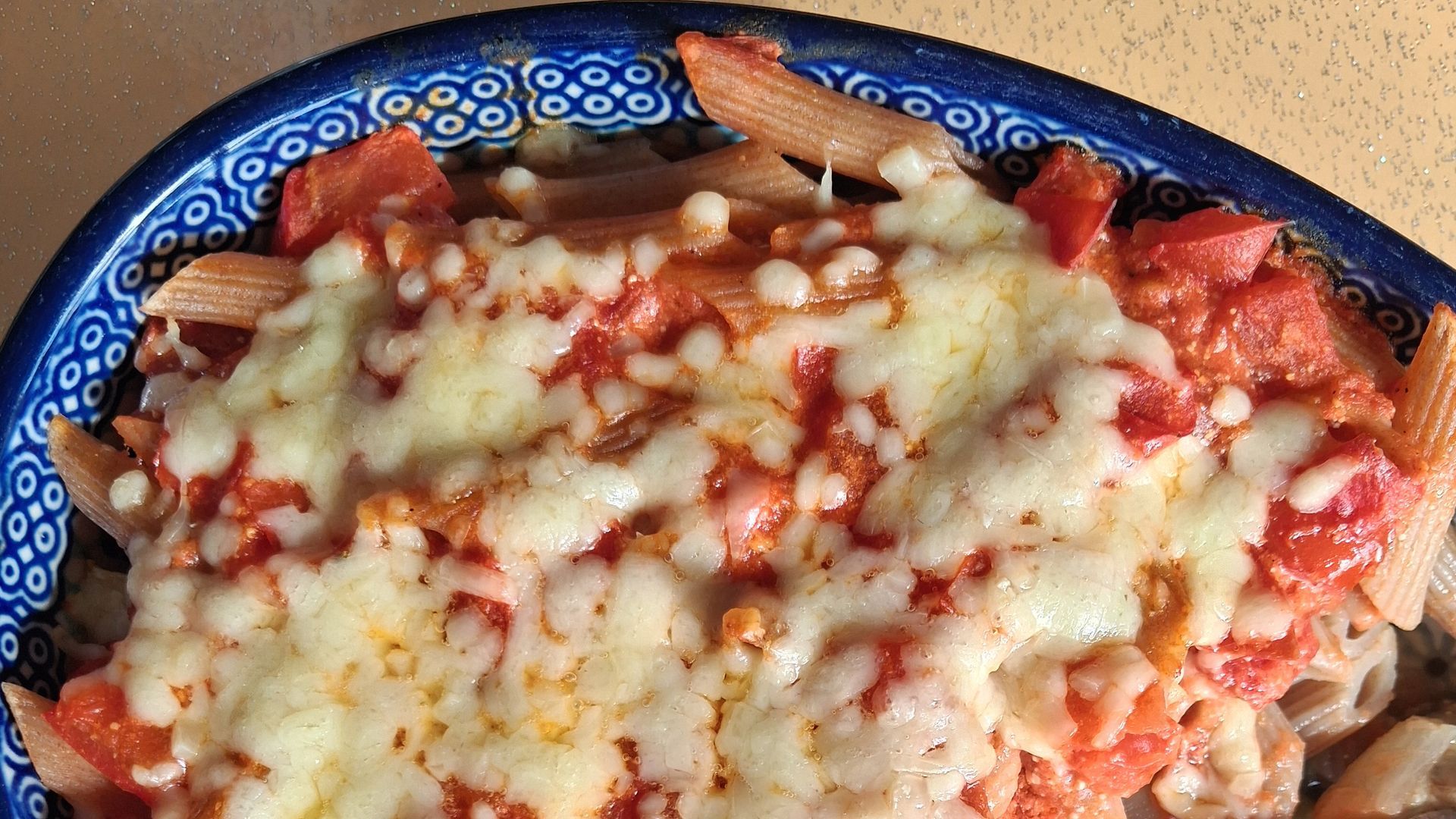 Penne ovenschotel met witlof, tomaat en geitenkaas