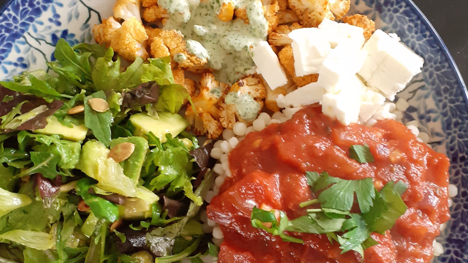 Parelcouscous met bloemkool en tomatensaus