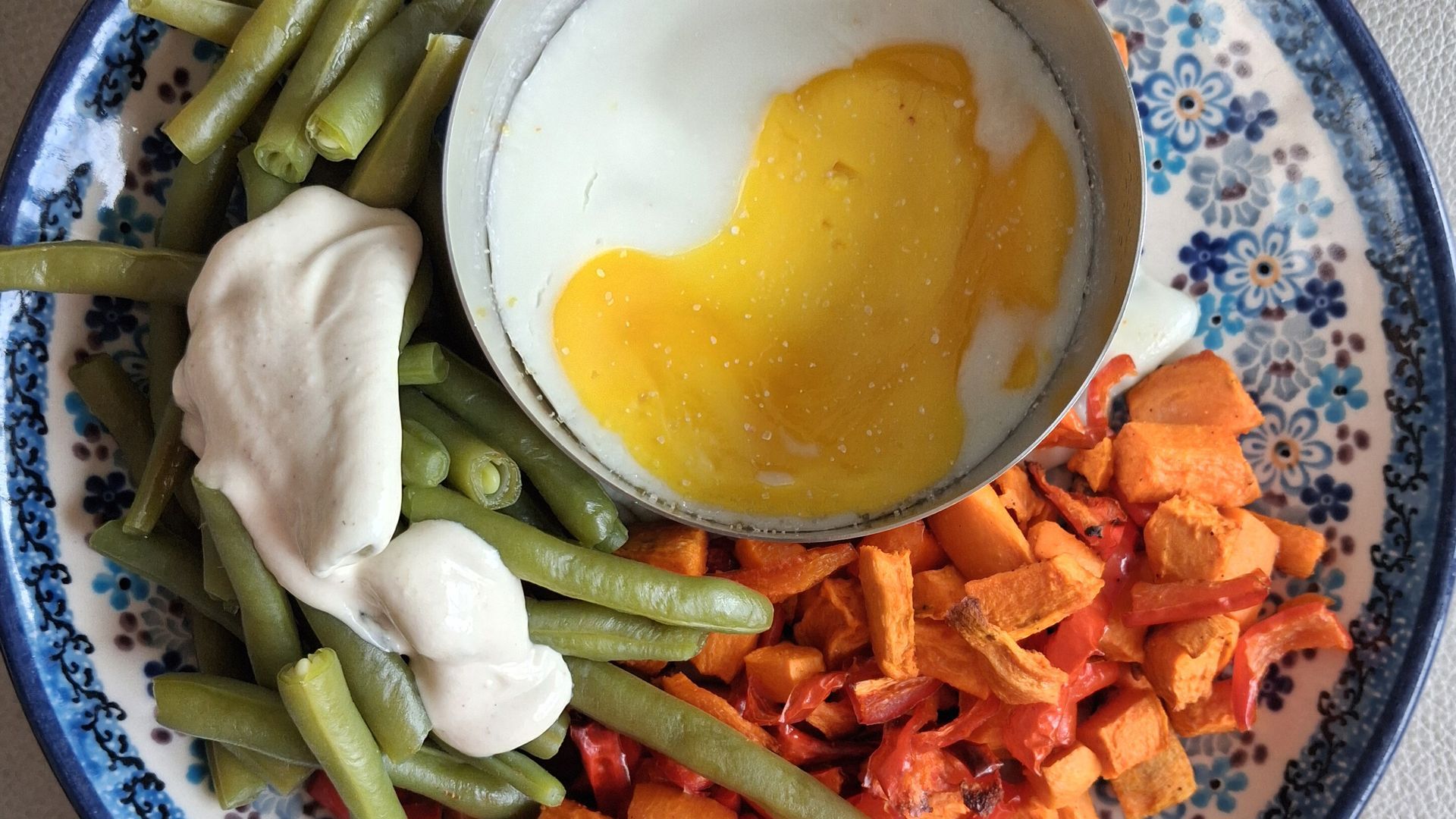 rode puntpaprika en zoete aardappel met gebakken ei uit de oven