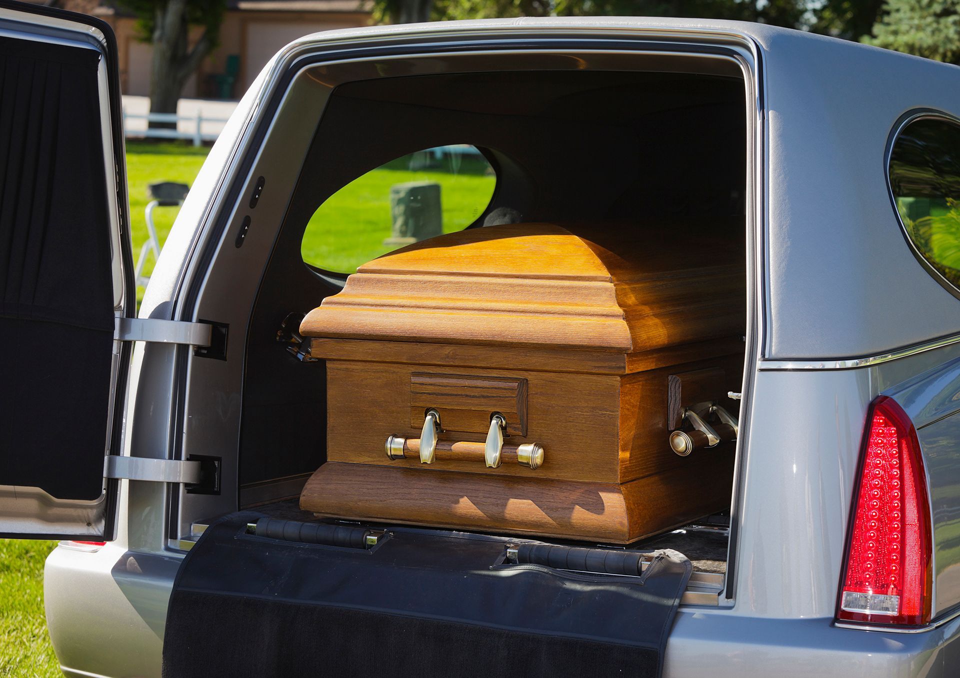 Un ataúd está en la parte trasera de un coche fúnebre.