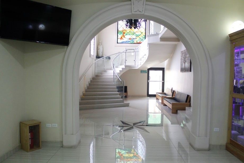Hay una escalera en el medio de la habitación.