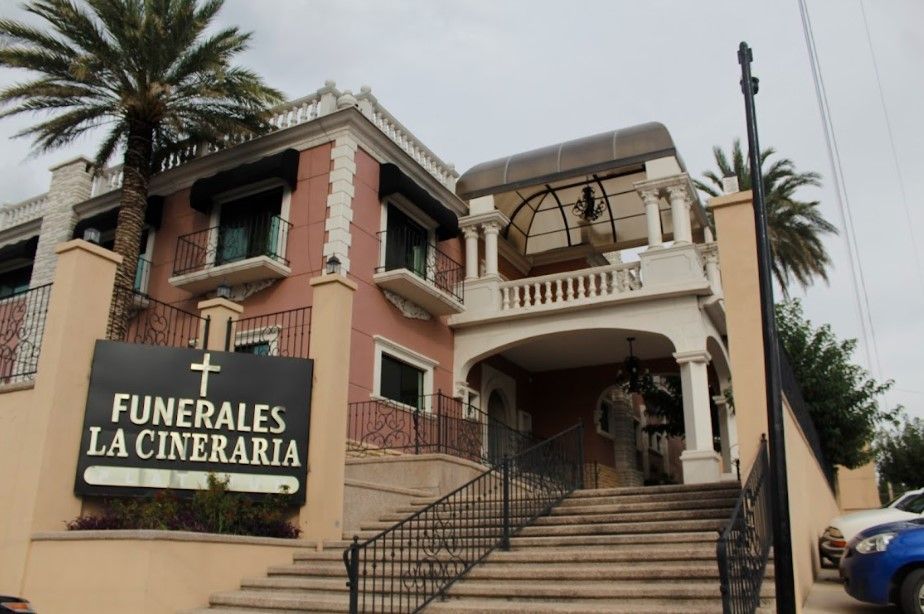 Un gran edificio con un cartel que dice funerales la cineraria