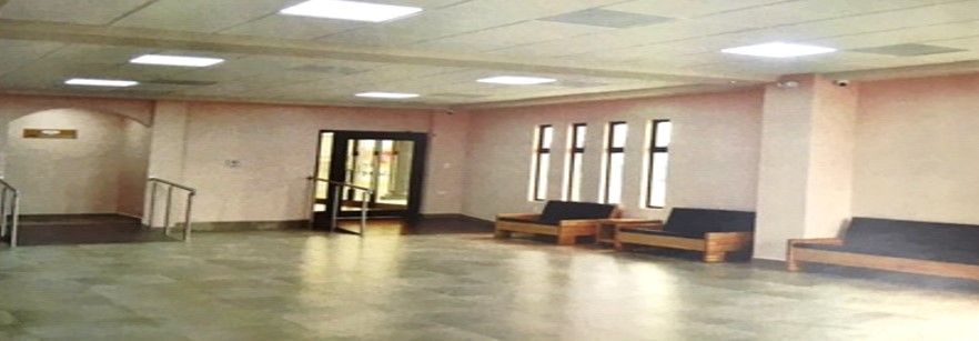 Una gran habitación vacía con muchas ventanas y sillas.