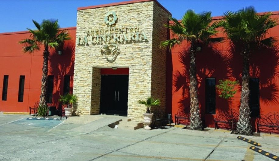 Un edificio con un cartel que dice 'la quinta'