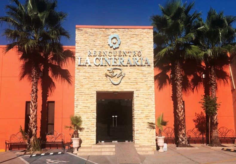 Un gran edificio con un cartel que dice la cineraria