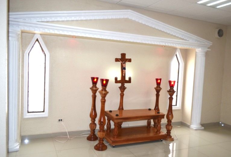 Una iglesia con una cruz y velas en ella.