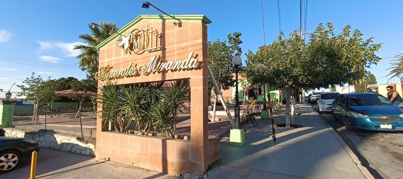 Un edificio de ladrillo con un cartel que dice 