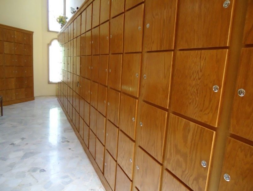 Una fila de casilleros de madera en una habitación con ventana.