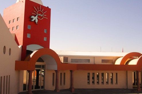 Un edificio rojo con un reloj encima.