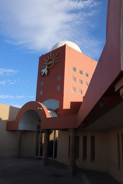 Un gran edificio con un reloj encima.