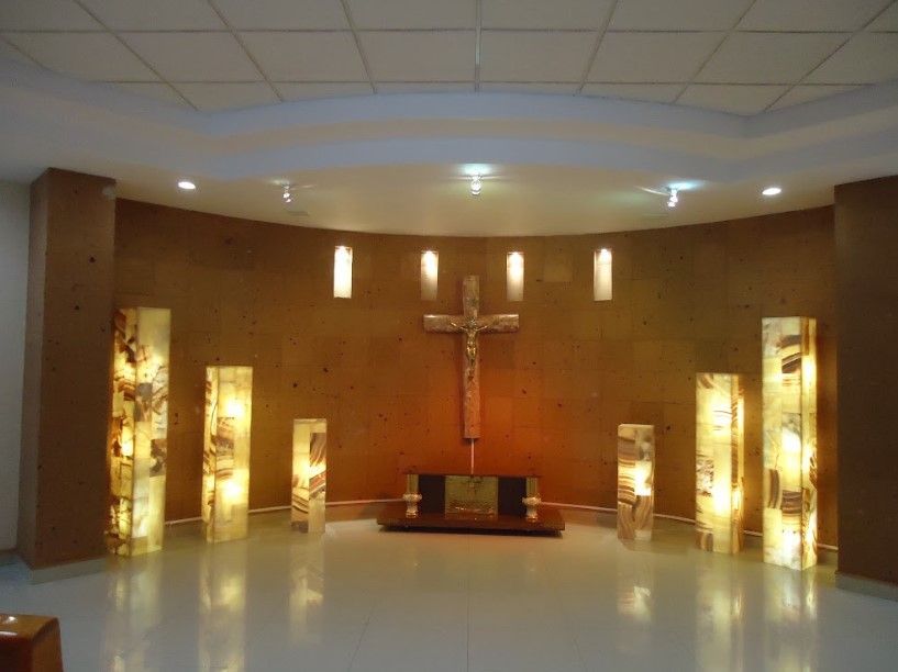 Una iglesia con una cruz en el medio