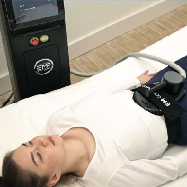 Ein Mann sitzt auf einem Stuhl und benutzt einen Computermonitor