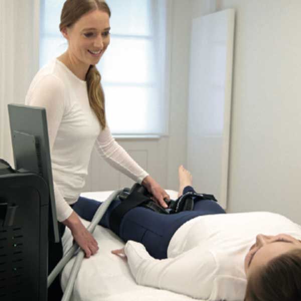 Eine Frau sitzt in einem Pelvipower-Stuhl