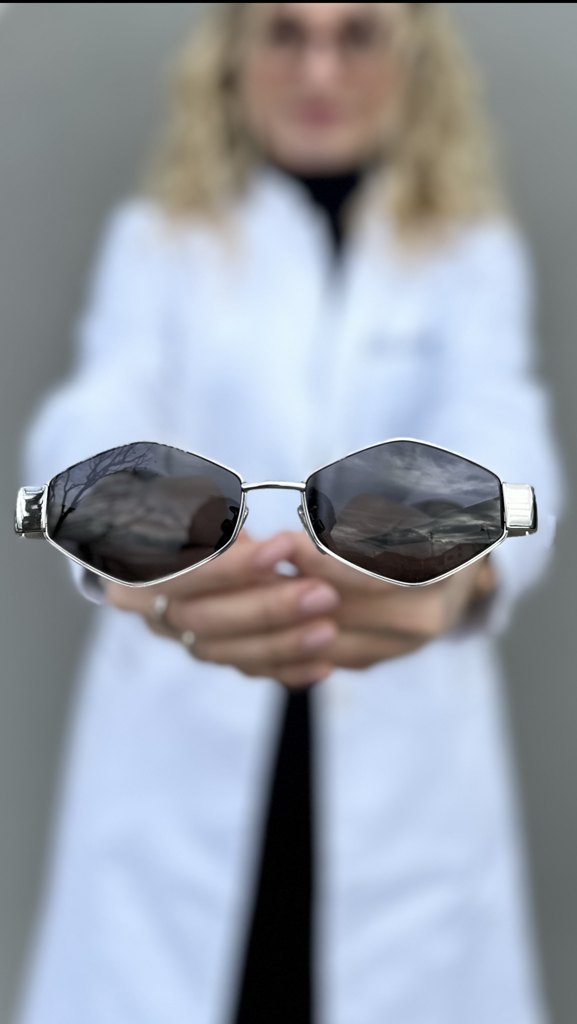 ragazza occhiali da sole prada